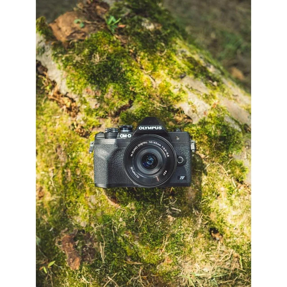 Cámara Olympus OM-D E-M10 Mark IV del sistema Micro Cuatro Tercios con lente M.Zuiko Digital ED y video 4K