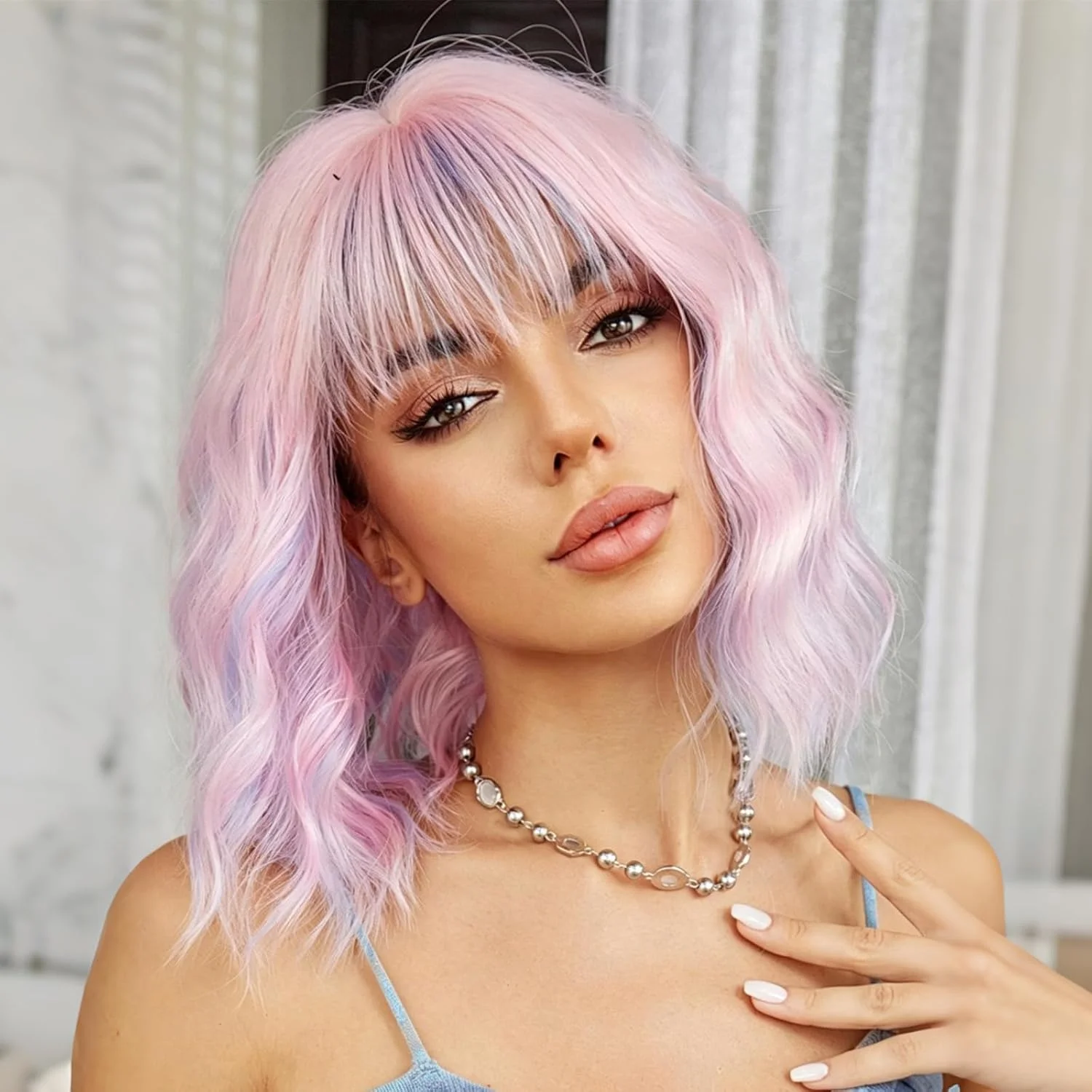 Peluca corta ondulada rosa y azul con flequillo para mujer