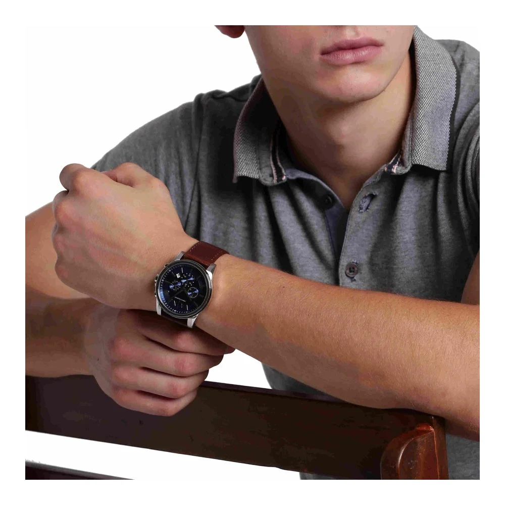 Reloj cronógrafo para hombre Armani Exchange con correa de piel de becerro, elegante y funcional