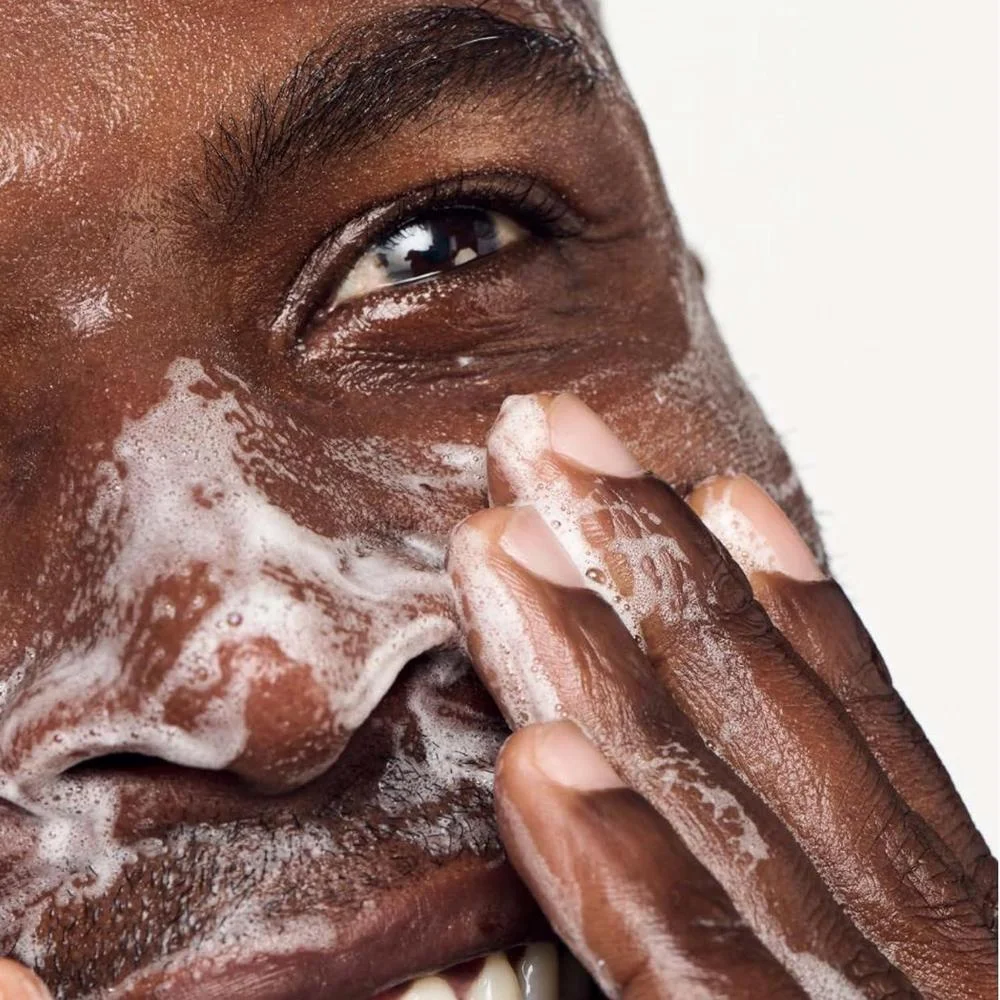 Clinique Lavado Facial para Hombres con Fórmula Adaptada a Piel Grasa, Libre de Fragancias, con Aloe Vera y Sucrose
