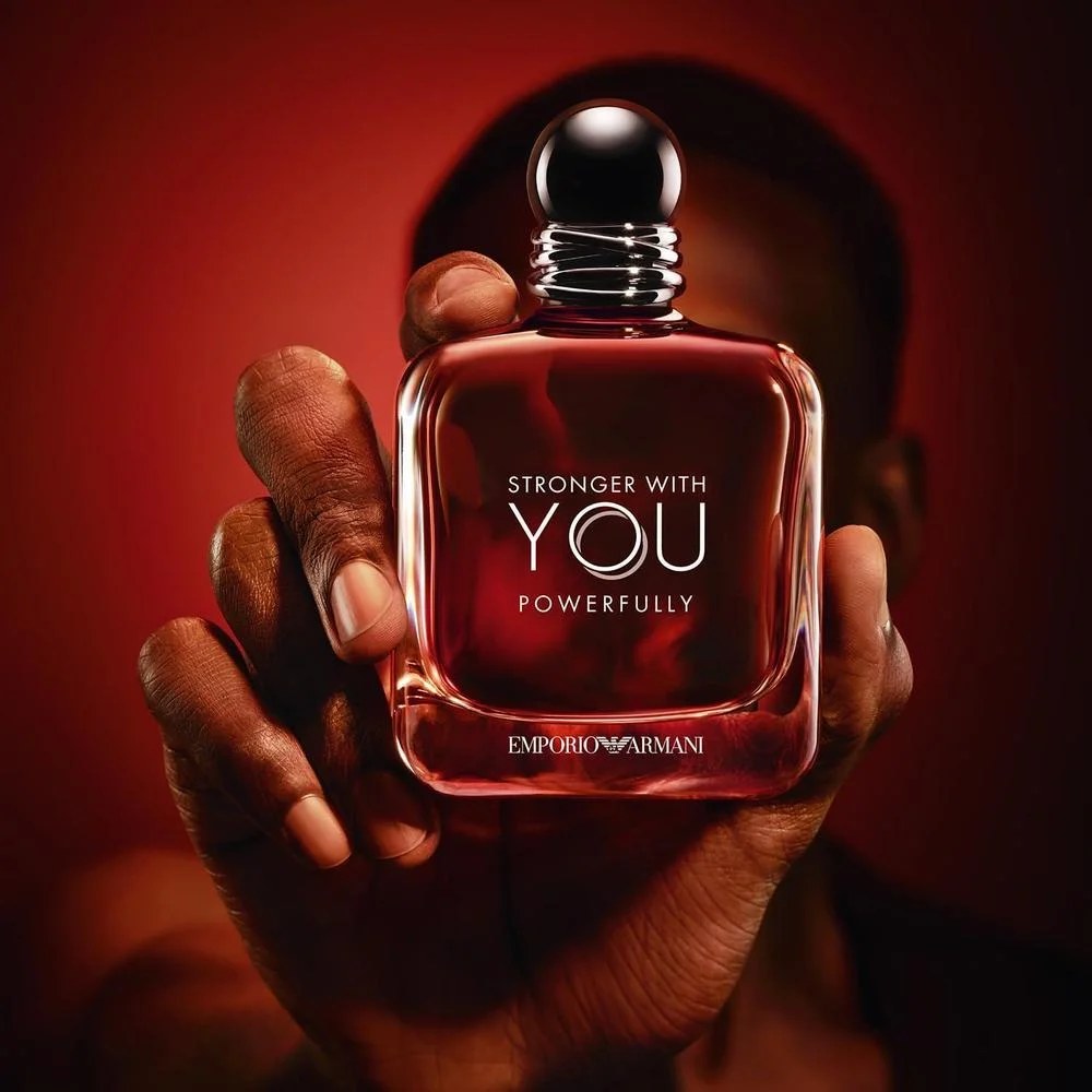 Armani Beauty - Colonia 'Stronger With You Powerfully' para hombre con notas cálidas y picantes de castaño, cereza y lavanda