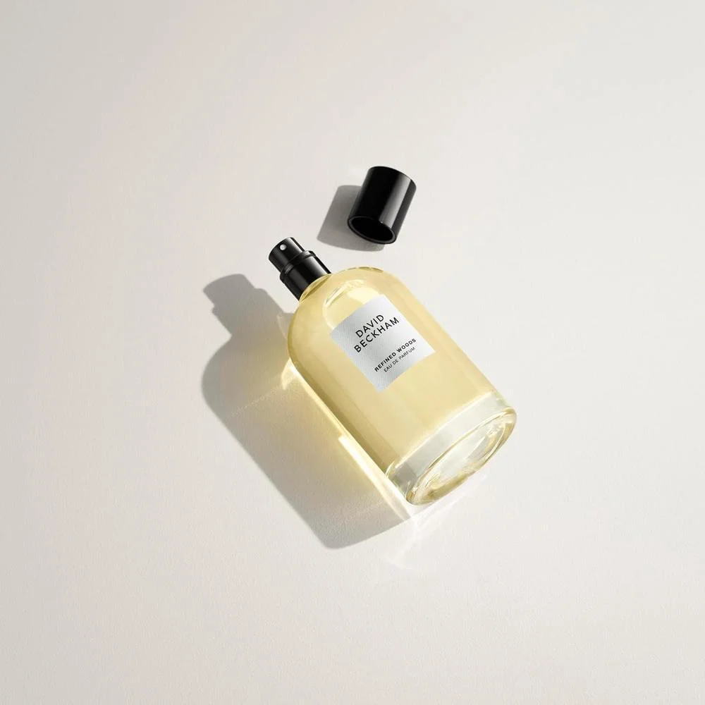 Eau de Parfum David Beckham Refined Woods, notas amaderadas y especiadas de cardamomo, lavanda y cedro