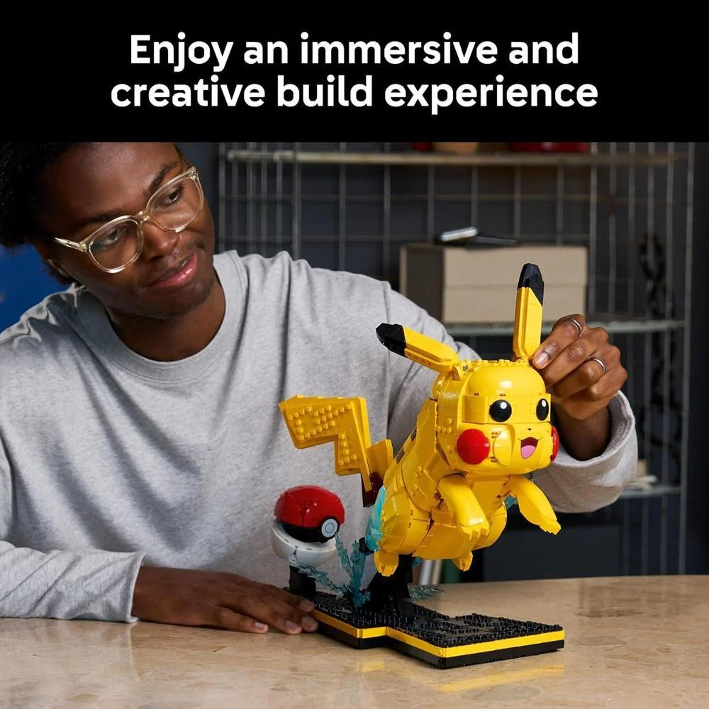 LEGO Pokémon Pikachu y Poké Ball - Set de construcción coleccionable para adultos, decoración de oficina o regalo