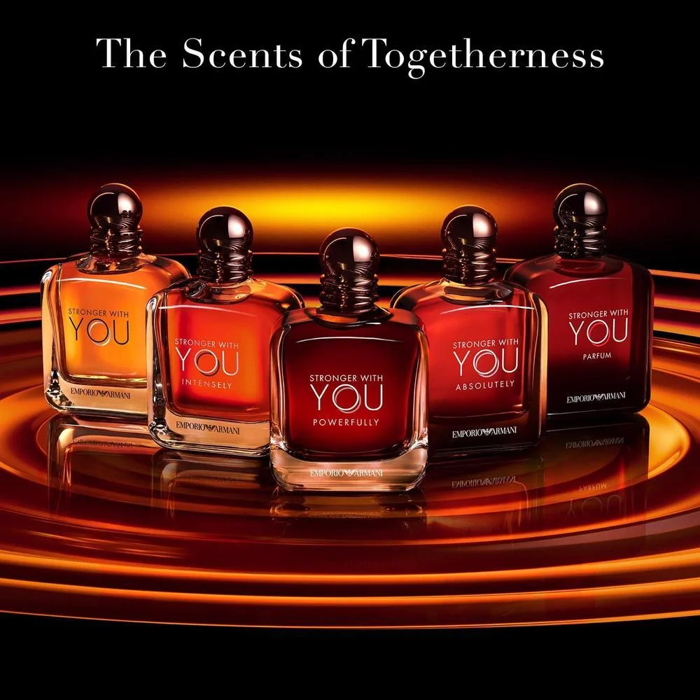 Armani Beauty - Colonia 'Stronger With You Powerfully' para hombre con notas cálidas y picantes de castaño, cereza y lavanda