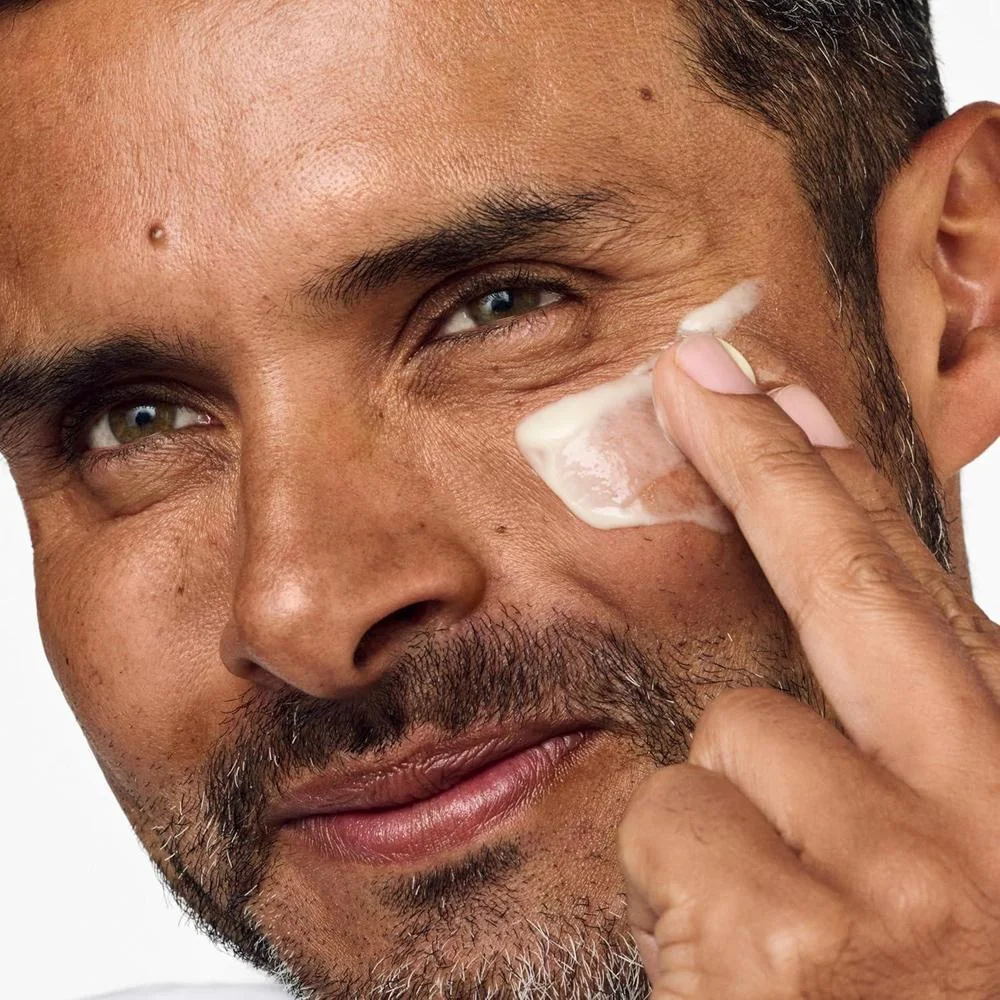 Loción hidratante Clinique para hombres con ácido hialurónico, urea y glicerina para pieles más secas